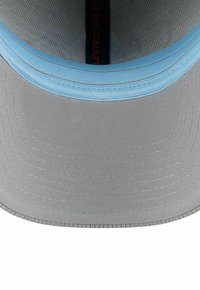 Helle graue Baseballkappe mit einem hellblauen Innenfutter, das die Stoffstruktur und genähte Details zeigt.