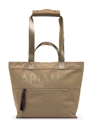Bolso tote beige con dos asas, un bolsillo frontal con cremallera y un asa acolchada en una de las asas, con letras de marca en relieve sutil.