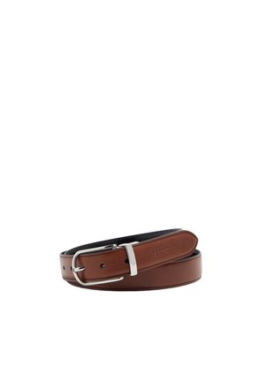 Cintura in pelle marrone con fibbia rettangolare argentata, avvolta con cuciture visibili e nome del marchio in rilievo sulla fascia.