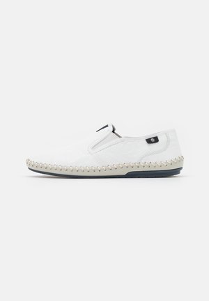 Chaussure blanche en cuir à enfiler avec des coutures visibles autour de la semelle et une semelle extérieure en caoutchouc noir, vue de profil sur fond blanc.