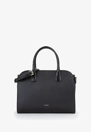 Sac à main noir en cuir texturé avec des accents lisses. Doté de deux poignées supérieures et d'une bandoulière amovible. Détails en métal doré.