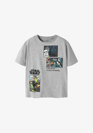 Grå kortermet t-skjorte med tre fargerike Star Wars tegneseriestil paneler med Darth Vader, Stormtroopers og et romslag med tekst "A long time ago."