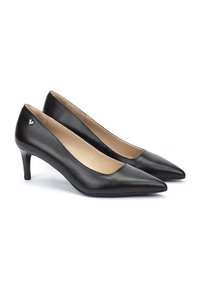 Zapatos de charol negros de tacón alto con puntera afilada, diseño minimalista y un pequeño acento dorado en el talón exterior.