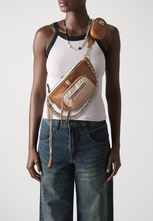 Bolso bandolera marrón con brillantes detalles en oro y un bolsillo texturizado adornado con strass, que cuenta con una correa de cadena y un estuche desmontable.