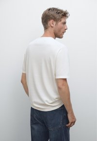 Massimo Dutti LIGHTWEIGHT CREW NECK WITH SHORT SLEEVE - Jednoduché tričko - beige