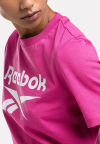 Reebok CROP TEE - Camiseta estampada - semi proud pink