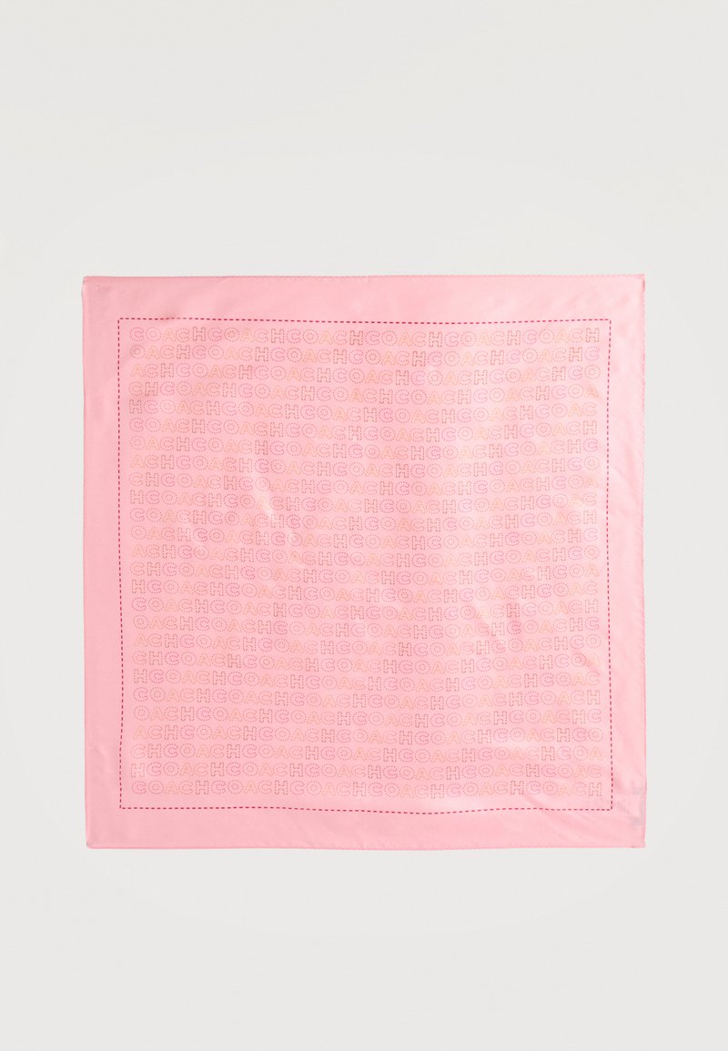 Ροζ τετράγωνο μεταξωτό μαντήλι με επαναλαμβανόμενο ανάγλυφο μοτίβο κειμένου "COACH" και ραμμένη λεπτομέρεια περιγράμματος.