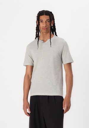 T-shirt gris à rayures, à manches courtes, avec un col en V et des détails de boutons. Fabriqué en tissu léger, il offre une coupe décontractée et une texture douce.