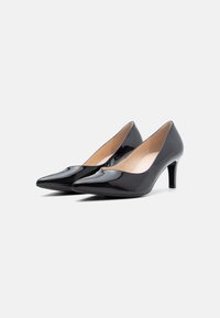 Chaussures à talons hauts en cuir verni noir avec un bout pointu et un talon de 5 cm, présentant une finition lisse et un design élégant et moderne.