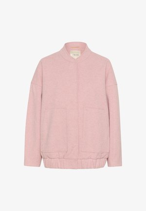 Svetloružový kabát s vystúpeným golierom, dvoma prednými vreckami, rebrovaným lemom a mäkkou, štruktúrovanou tkaninou. Voľný strih s spustenými ramennými švami.