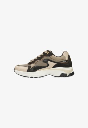 Lage sport schoenen van beige en bruin leer en mesh, met een gestructureerd oppervlak, een ronde neus en een witte zool met zwarte accenten.