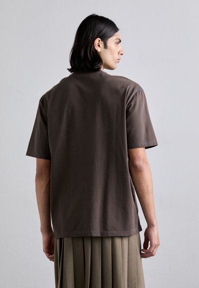 A-COLD-WALL* MILLBANK - Μπλουζάκι με στάμπα - brown