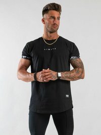 Svart t-shirt med korta ärmar, med en vit "LIMITÉ" grafik, mönstrade accenter vid ärmsluten, och rak nederkant.