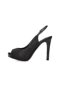 Zapatos de tacón alto negro tipo slingback con un diseño de punta abierta, parte superior de tela texturizada y un detalle de hebilla en la correa del tobillo.