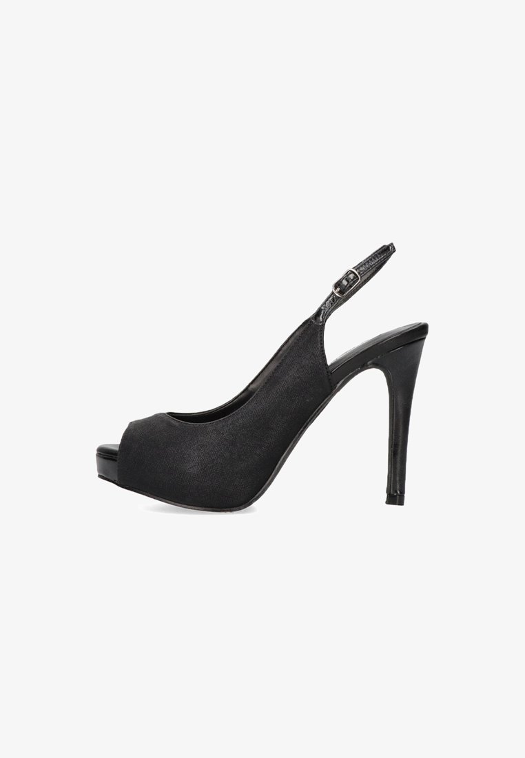 Zapatos de tacón alto negro tipo slingback con un diseño de punta abierta, parte superior de tela texturizada y un detalle de hebilla en la correa del tobillo.