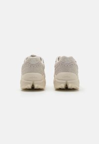 HI-TEC HTS74 SHADOW UNISEX mleczny