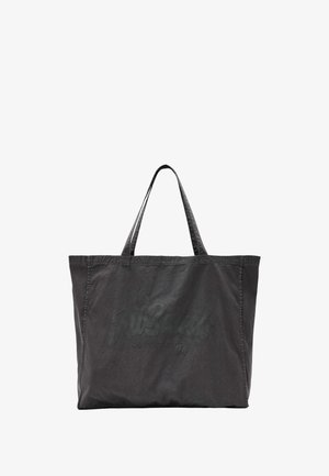 Donkergrijze stoffen draagtas met twee handvatten en subtiele geperste tekst aan de voorkant, rechtopstaand op een witte achtergrond.