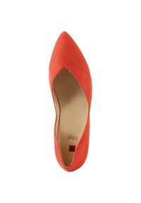 Czerwone zamszowe szpilki o szpiczastym nosku, z niskim cięciem i gładką teksturą. Wewnątrz znajduje się jasna podszewka oraz mały logo marki.
