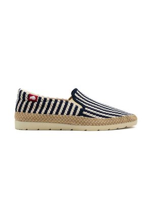 Zapatillas de lona a rayas en azul marino y blanco, con una textura tejida, una suela media de yute texturizada y un acento de logo rojo en el lateral.
