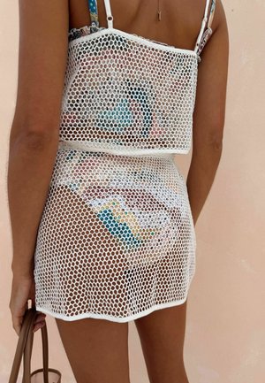 Never Fully Dressed, Topp - cream