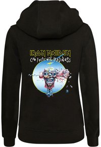 Čierna mikina s kapucňou so zobrazením grafiky lebky a drôtov s textom "Iron Maiden" a "Can I Play With Madness" v žltej a bielej farbe.