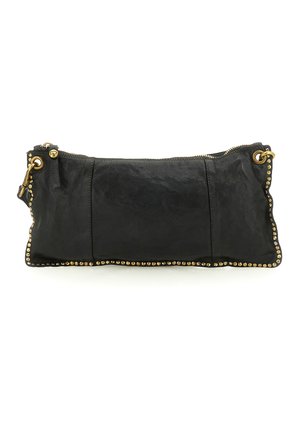 Pochette in pelle nera con rifiniture dorate con borchie, chiusura con zip e dettagli in oro su sfondo bianco uniforme.