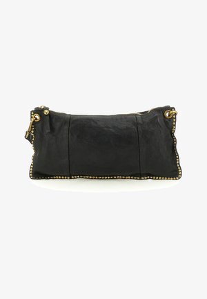 Pochette in pelle nera con rifiniture dorate con borchie, chiusura con zip e dettagli in oro su sfondo bianco uniforme.
