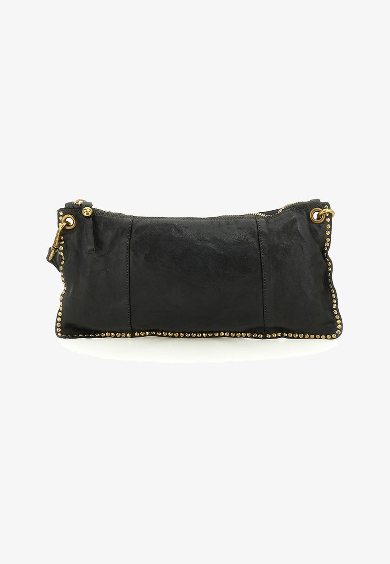 Pochette in pelle nera con rifiniture dorate con borchie, chiusura con zip e dettagli in oro su sfondo bianco uniforme.