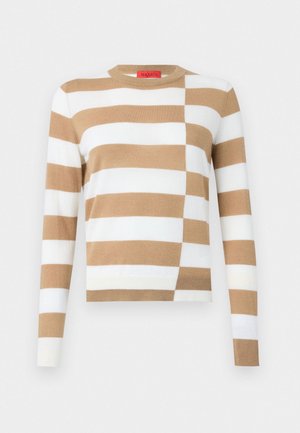 Pull rayé marron et blanc, avec des manches longues, un col rond et un design en maille texturée. Motif asymétrique notable.