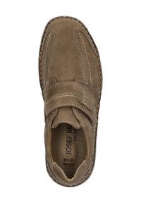 Braunes Wildlederschuh mit einem gekrümmten Klettverschluss, ausgestattet mit verstärkten Nähten und einer strukturierten Einlegesohle. Entworfen für extra Breite.