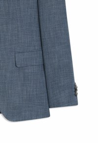 Blauer, strukturierter Herrenblazer-Ärmel und unterer Vorderteil mit Klappentasche und drei dunklen Knöpfen am Manschettenansatz vor weißem Hintergrund.