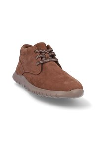 Zapato casual de ante marrón de caña media con cordones estampados y suela de goma flexible beige, visto desde un ángulo frontal izquierdo.