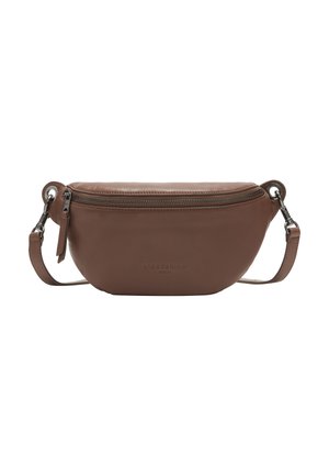 Borsa a tracolla in pelle marrone con forma curva, chiusura a zip e tracolla regolabile. Presenta un branding sottile sul davanti. Finitura testurizzata.