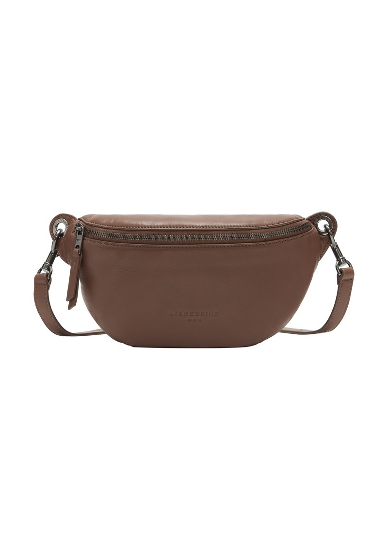 Borsa a tracolla in pelle marrone con forma curva, chiusura a zip e tracolla regolabile. Presenta un branding sottile sul davanti. Finitura testurizzata.