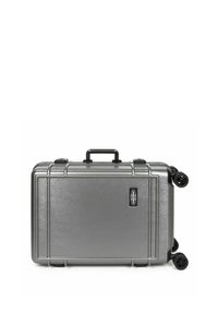 Valigia rigida argentata con finitura texturizzata, manico retrattile, 4 ruote nere e logo del marchio sulla parte frontale. Forma rettangolare.