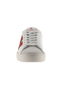 Sneaker in suede bianco con accento del logo in tessuto rosso, lacci piatti e suola in gomma. Presenta dettagli cuciti e un design minimalista.