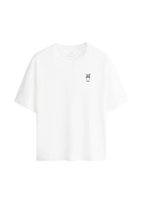 T-shirt blanc à manches courtes avec un petit dessin au trait noir d'un gobelet à emporter et d'un burger sur le côté gauche de la poitrine.