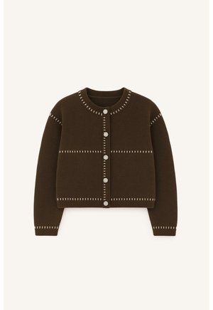 Cardigan court marron foncé avec col rond, fermeture à boutons et détails de couture clairs sur les manches, l'ourlet et le panneau avant.
