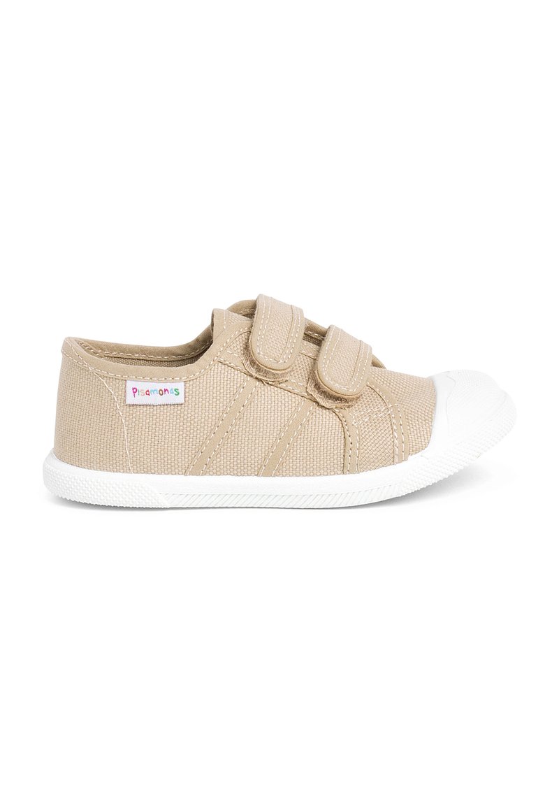 Sneakers din pânză bej cu două curele Velcro, vârf din cauciuc alb și un material texturat cu detalii subtile de cusătură.