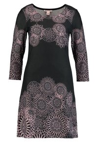 Svart klänning med trekvartslånga ärmar, rundad halsringning och rosa blommönsterbroderi runt de övre och nedre delarna.