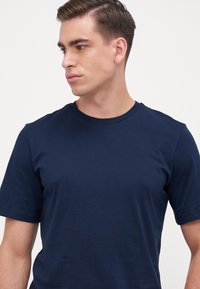 Jack & Jones JACLUCA TEE AND PANTS GIFTBOX - Pyjamas - navy/dark blue