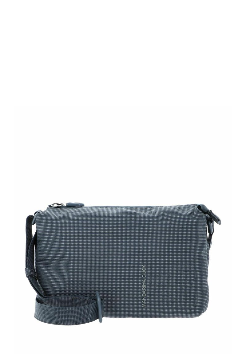 Blaue Stoff-Umhängetasche mit einem strukturierten Rautenmuster, Reißverschluss, verstellbarem Riemen und eingeprägtem Logodetail an der Seite.