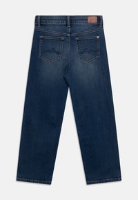 Tmavě modré denimové džíny s širokým střihem, dvěma zadními kapsami s jemným vzorem prošívání a hnědou koženou nášivkou v pase.