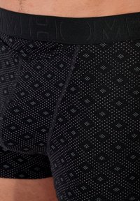 Boxer briefs neri con una trama a motivi che presenta piccoli rombi grigi e azzurri chiari, elastico in vita con marchio in alto.