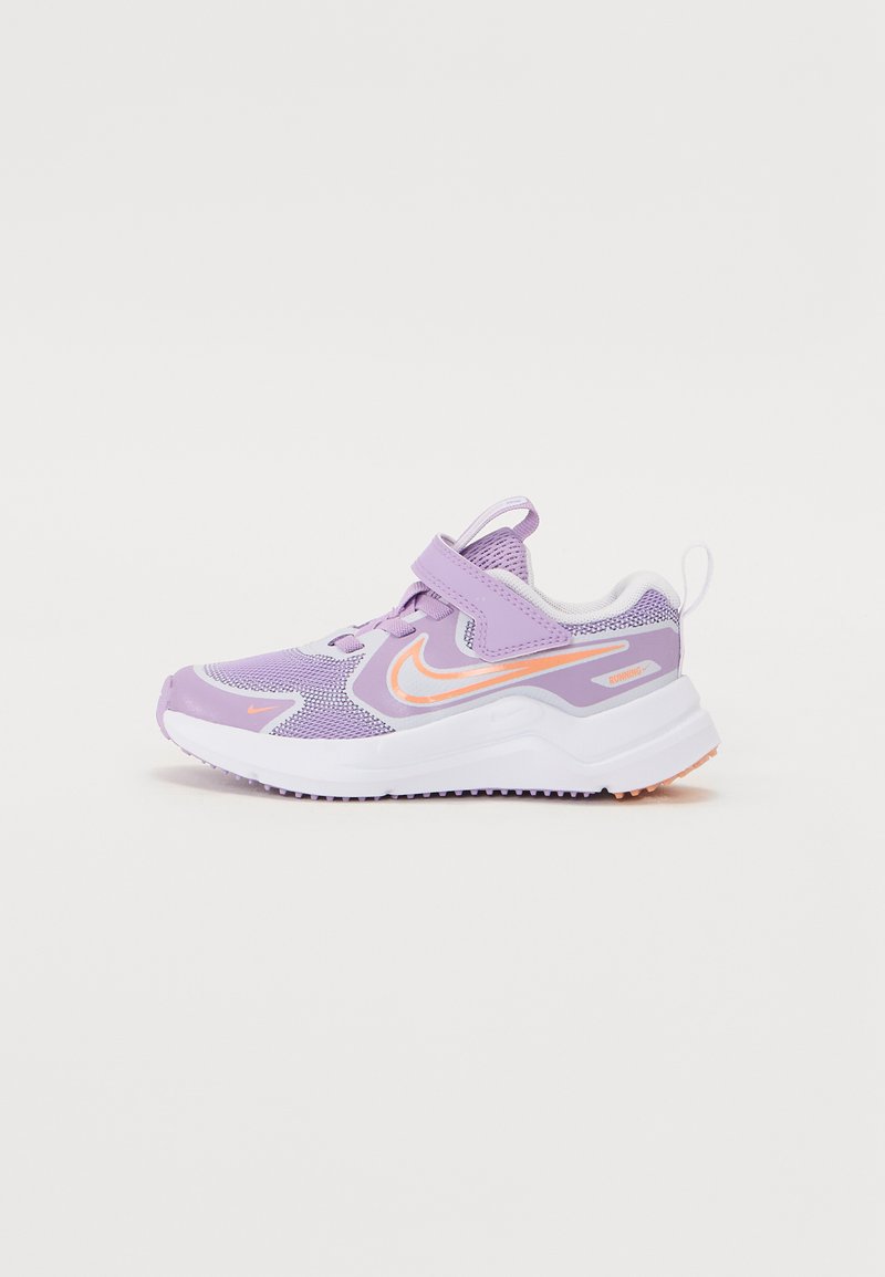 Lila Sportschuhe mit einem Obermaterial aus Mesh, Klettverschluss, orangefarbenen Akzenten und strukturiertem Profil. Sie bieten ein sportliches Design, das sich gut zum Laufen eignet.