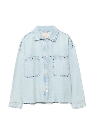 Světlá modrá džínová bunda se zapínáním na patentní knoflíky, dvěma velkými náprsními kapsami, stříbrnými nýty podél kapes a ramen, třepený lem.