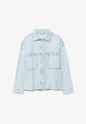 Světlá modrá džínová bunda se zapínáním na patentní knoflíky, dvěma velkými náprsními kapsami, stříbrnými nýty podél kapes a ramen, třepený lem.