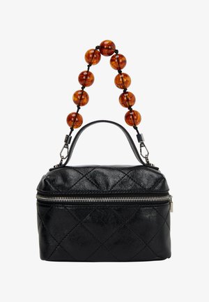 Sort læderhåndtaske med quiltet mønster, der har en lynlåslukning og et håndtag lavet af store brune perler.