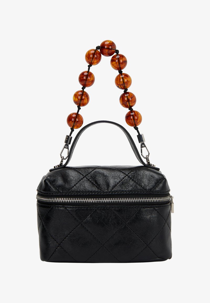 Sort læderhåndtaske med quiltet mønster, der har en lynlåslukning og et håndtag lavet af store brune perler.