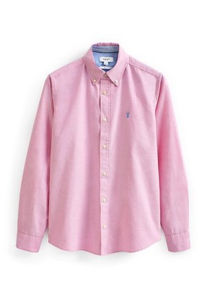 Camicetta button-up di un rosa chiaro con colletto, caratterizzata da bottoni bianchi, un piccolo logo accentato blu e maniche lunghe. Texture del tessuto liscia.
